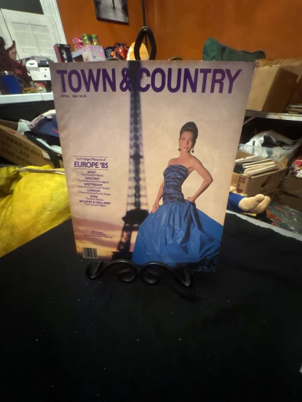 Town & Country Magazine April 1985 Issue